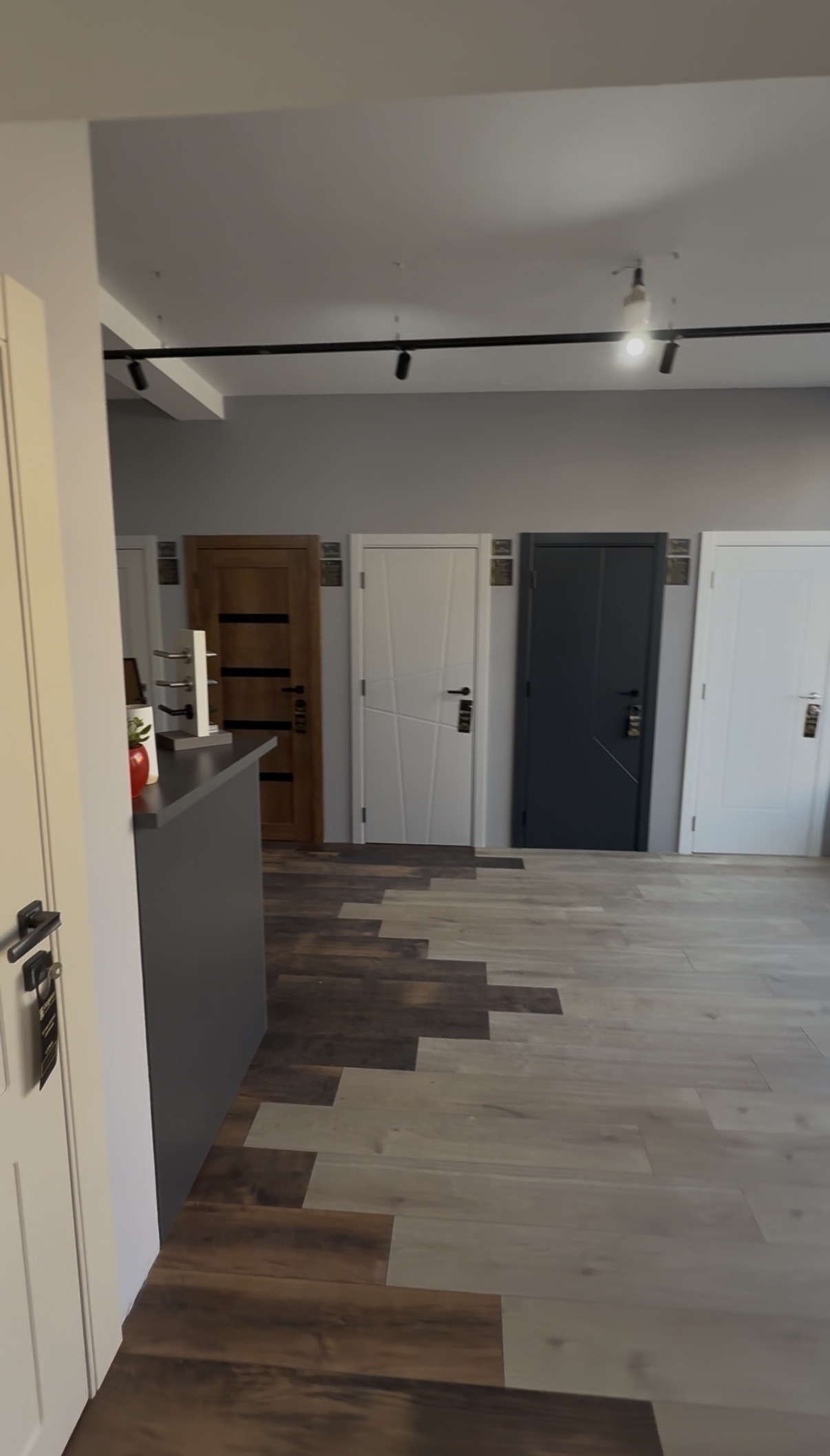 Prodavac u salonu sobnih vrata